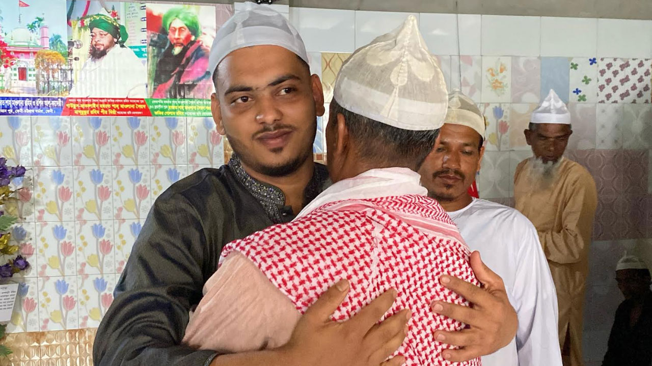 সৌদির সাথে মিল রেখে নোয়াখালীর পাঁচ গ্রামে ঈদের জামাত অনুষ্ঠিত